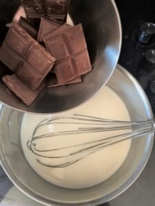 Mélange du cocolat avec le lait/maïzena sur le feu