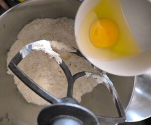 oeuf dans la pâte des cookies moelleux