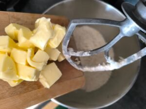 beurre dans la pâte des cookies moelleux