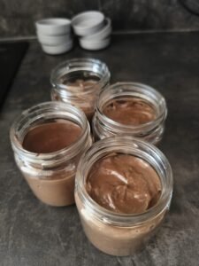 Mise pot de la crème au chocolat