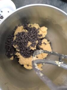 Ajout pépite de chocolat dans la pâte des cookies meolleux