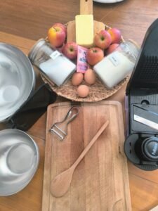 Preparaion des différents éléments pour le gateau invisble aux pommes