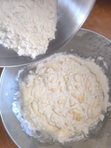 Melange-farine-avec-preparation-pour-madeleine-de-mon-enfance