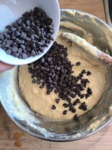 Ajout des pépites de chocolat dans l'appareil à muffins healthy