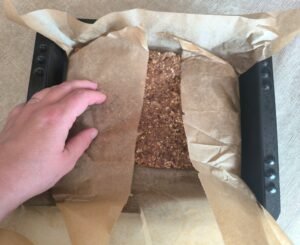 Papier sulfurisé coupé pour les enfermer les barres healthy au chocolat