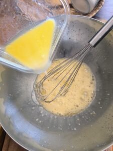 Ajout du beurre et du lait à la préparation