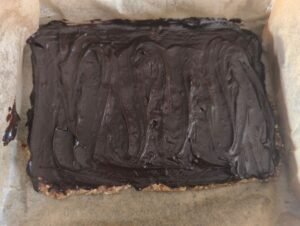 Ajout du chocolat sur la préparation pour les barres healthy