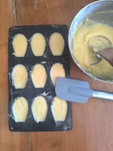 Preparation-dans-moules-a-madeleine-pour-cuisson-de-madeleine-de-mon-enfance