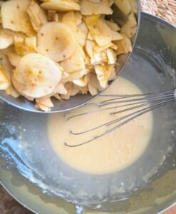 Ajout des pommes à la préparation