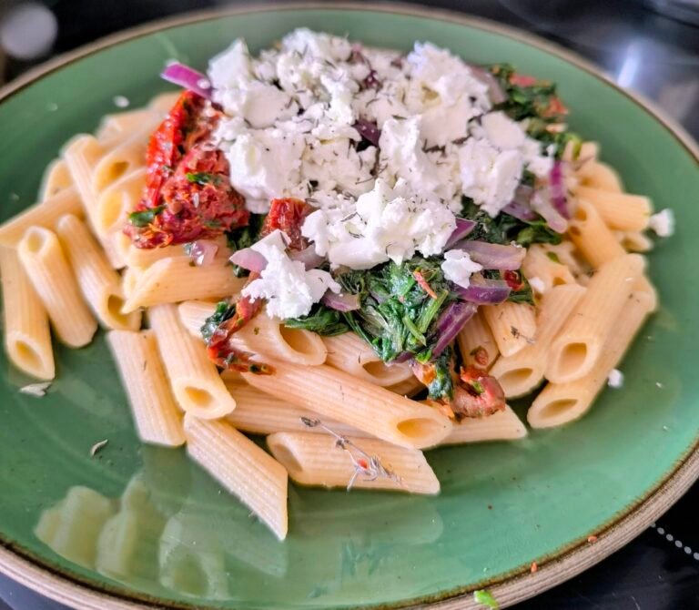 Pâtes crémeuses à la feta, tomates séchées et épinards (recette facile et rapide)