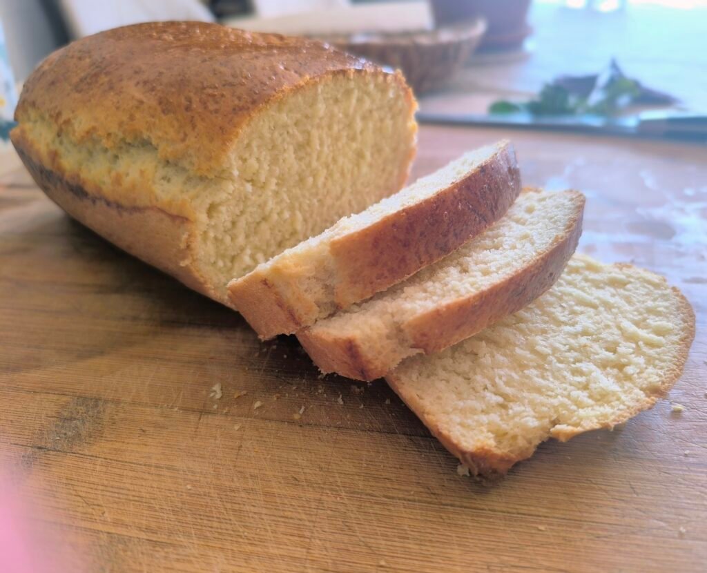 Pain de mie pour toute la famille, tranché et prêt à être dégusté
