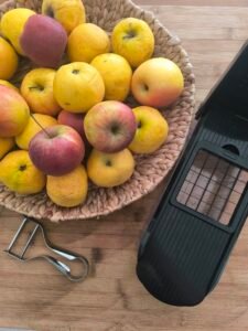 Différents ustensiles et ingrédients pour la recette de compote