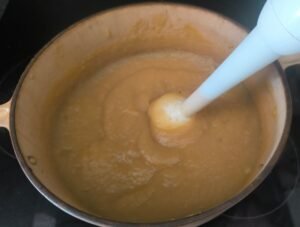 Mixer les pommes avec mixeur plongeur